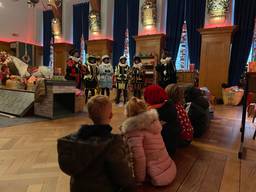 Kinderen nemen een kijkje in de pietenschool