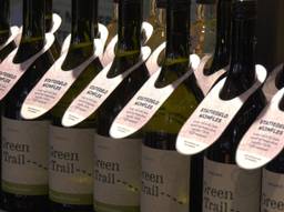 De flessen van Green Wine Company uitgestald in de winkelschappen (Foto: ZuidWest TV).