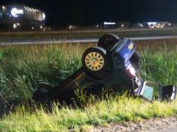 Auto in sloot, bestuurder spoorloos