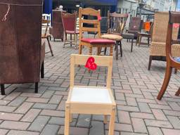 Vooral de kleine stoeltjes die symbool staan voor kinderen die omkwamen, maken indruk (foto: Imke van de Laar).
