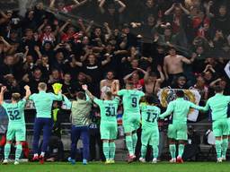 PSV-spelers vieren feest met meegereisde fans in Graz (foto: ANP).