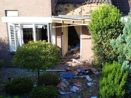 Schade na een explosie bij een huis in Den Bosch, die waarschijnlijk een vergisaanslag was (foto: Bart Meesters/SQ Vision).