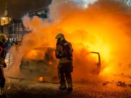 De brandweer had het druk met het blussen van de in brand gestoken autowrakken in Veen (foto: SQ Vision).