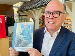 Historicus Joss Hopstaken met het boek van Cees Meeuwis (foto: Erik Peeters)