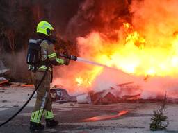 Er kwam bij het blussen enorm veel rook vrij (foto: Corrado Francke).