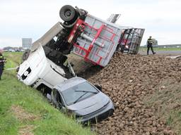 Vrachtwagen met suikerbieten in de sloot: forse vertraging op A59