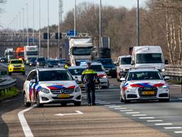 De A27 werd afgesloten omdat de man op de weg liep (foto: Marcel van Dorst/SQ Vision).