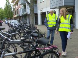 Controle bij fietsen door het buurtpreventieteam in Maarheeze (foto: Omroep Brabant).