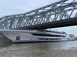 Superjacht Heesen Yachts kan niet onder brug door en draait om