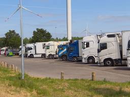 Vrachtwagens op een rustplaats naast de A16 bij Zevenbergschen Hoek.