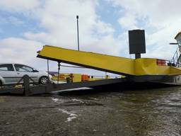 Oversteken met een pont op de Bergsche Maas is vanaf 5 februari niet meer voor iedereen gratis (foto: Jan Peels).