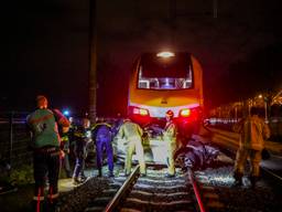 Een trein heeft vrijdagavond een auto geramd op het spoor aan de Daalakkersweg in Eindhoven.