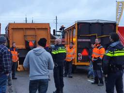 Boeren en agenten gemoedelijk bijeen op het terrein van het distributiecentrum van Jumbo in Breda (foto: Lola Zopfi).