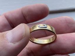 De ring van Luuk die hij verloor in de kunstmestfabriek in Breda. (Foto: Omroep Flevoland)