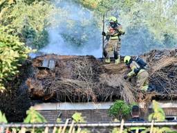 Grote brand in garage met 'dure bolide', vuur slaat niet over op huis