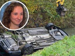 Liesbeth en haar twee zoontjes zaten vast in deze auto die ondersteboven in de sloot lag (foto: Erik Haverhals/SQ Vision).