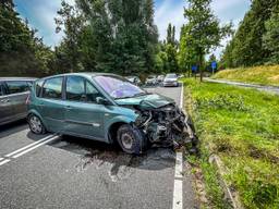 Auto botst tegen stoepranden en ramt lantaarnpaal