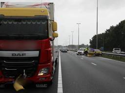 De vrachtwagen liep niet veel schade op (foto: Persbureau Heitink).