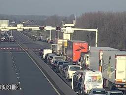 Doembeeld: filevorming op de Haringvlietbrug (foto: Rijkswaterstaat).