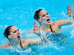 Noortje en Bregje de Brouwer in actie tijdens de Olympische Spelen (Foto: OrangePictures)