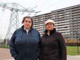 Maria Antonietta en Manuela zien het hoogspanningsstation liever verdwijnen (foto: Collin Beijk)