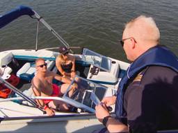 Joost controleert het vaarbewijs van Rianne Geutjes en haar gezelschap (Foto: Omroep Brabant). 