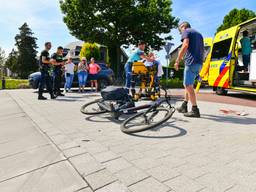 Een ambulance werd vrijdagmiddag gealarmeerd nadat in Valkenswaard een fietser was aangereden. Dit gebeurde toen een auto vanuit de Jan Vlekkestraat de Dommelseweg opreed. De fietser liep hoofdletsel op.