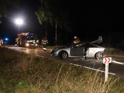 Auto rijdt tegen boom in Odiliapeel, bestuurder gewond naar ziekenhuis