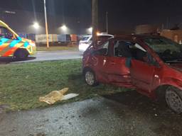 De zwaar beschadigde auto in Moerdijk (foto: Remco de Ruijter/Persbureau Heitink).
