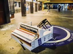 De zwaar gehavende piano na de rellen (foto: SQ Vision Mediaprodukties).