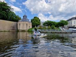Duikboot in Breda, maar duiken gaat niet door fietsen en winkelwagens