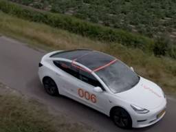 Het zonne-dak in de Tesla-testauto (Foto: YouTube).