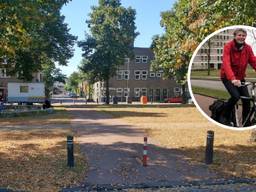 In Den Bosch worden 130 paaltjes van fietspaden verwijderd mede door Aad Smid van de Fietsersbond (foto: Omroep Brabant).