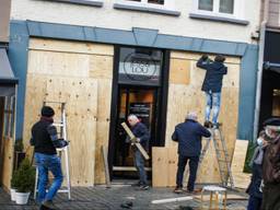 Ondernemers in Bergen op Zoom timmerden hun etalages dicht (foto: ANP / Hollandse Hoogte / Venema Media).
