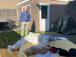 Bebloede man gaat slapen in het huis van Eddy en laat spoor van kots achter