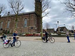 Mensen komen op veilige afstand samen bij de Sint-Servatiuskerk in Erp (foto: Jan Peels).