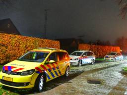 Ambulance en politie waren snel aanwezig na de steekpartij in Duizel (foto: Rico Vogels/SQ Vision Mediaprodukties).