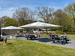 Het terras van het Strandhuys.