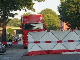 Een fietser is woensdagochtend in Dongen zwaargewond geraakt na een botsing met een vrachtwagen.