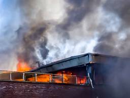 Het vuur sloeg snel om zich heen (foto: Marcel van Dorst/SQ Vision Mediaprodukties).