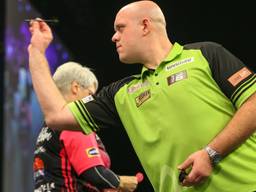 Michael van Gerwen tijdens het Grand Slam of Darts (foto: ANP)