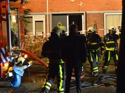 De brandweer bij het getroffen huis (foto: Perry Roovers/SQ Vision Mediaprodukties).