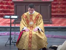 Quinten Kerckhofs tijdens de priesterwijding, eerder dit jaar in Den Bosch (foto: YouTube).