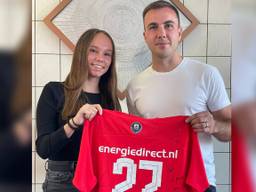 PSV'er Götze eet zelfgebakken frietjes met Lyndi (13): 'Wel erg zout'