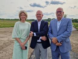Milena Pierey van ontwikkelaar Bouwaccent, Albert Jan Huisman van ontwikkelaar Necron en wethouder Maarten Jilisen (foto: Tom Berkers).