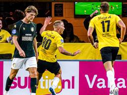 Lewis Holtby (midden) viert zijn goal met de NAC-supporters (foto: Gabriel Calvino Alonso/Orange Pictures).