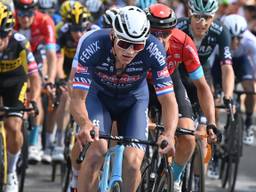 Van der Poel sleurt aan de kop van het peloton (Foto: ANP). 