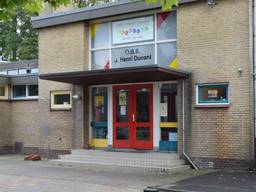 Basisschool Henri Dunant in Wijk en Aalburg blijft deze week gesloten nu vier leerkrachten besmet blijken met het coronavirus. (Foto: Lenard Huijzer)