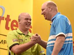 Michael van Gerwen (l) en Vincent van der Voort (foto: PDC).