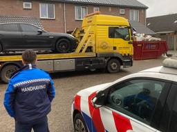 Een Porsche wordt meegenomen (foto Wijkagent Waalwijk/Instagram).